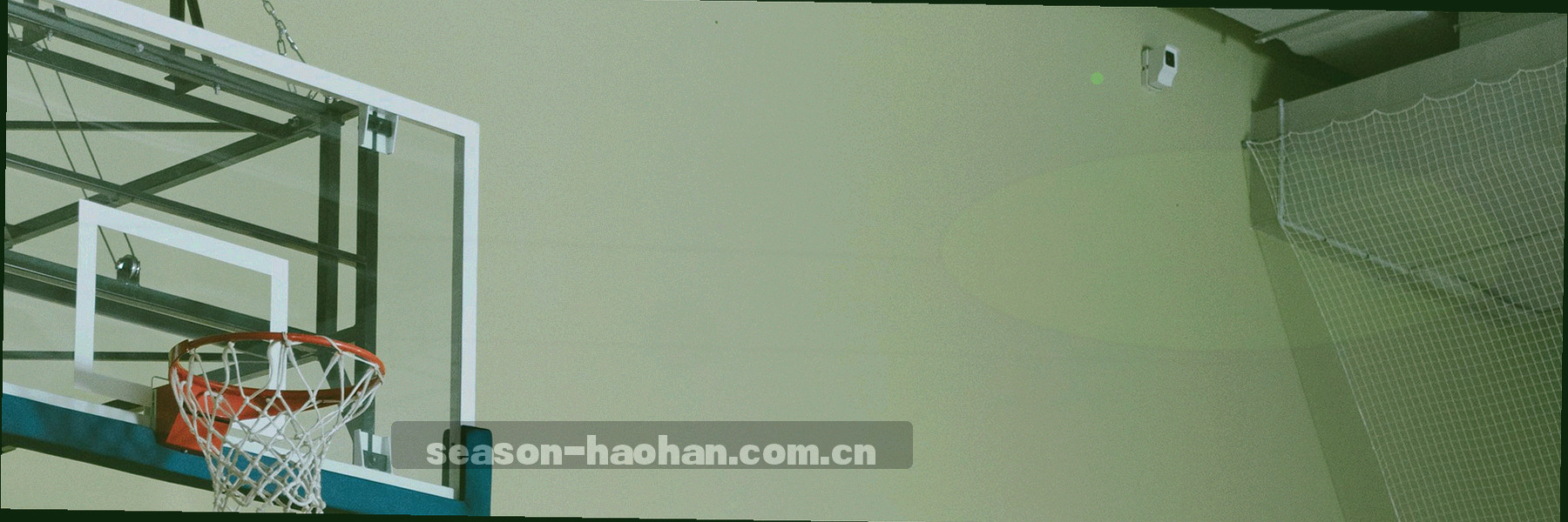 俯视的球场边线与草皮条纹，两端灯光渐隐